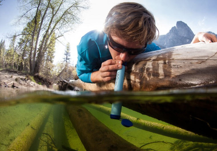 La gourde LifeStraw Go permet d'avoir de l'eau potable à disposition lors  des grandes randonnées en famille.
